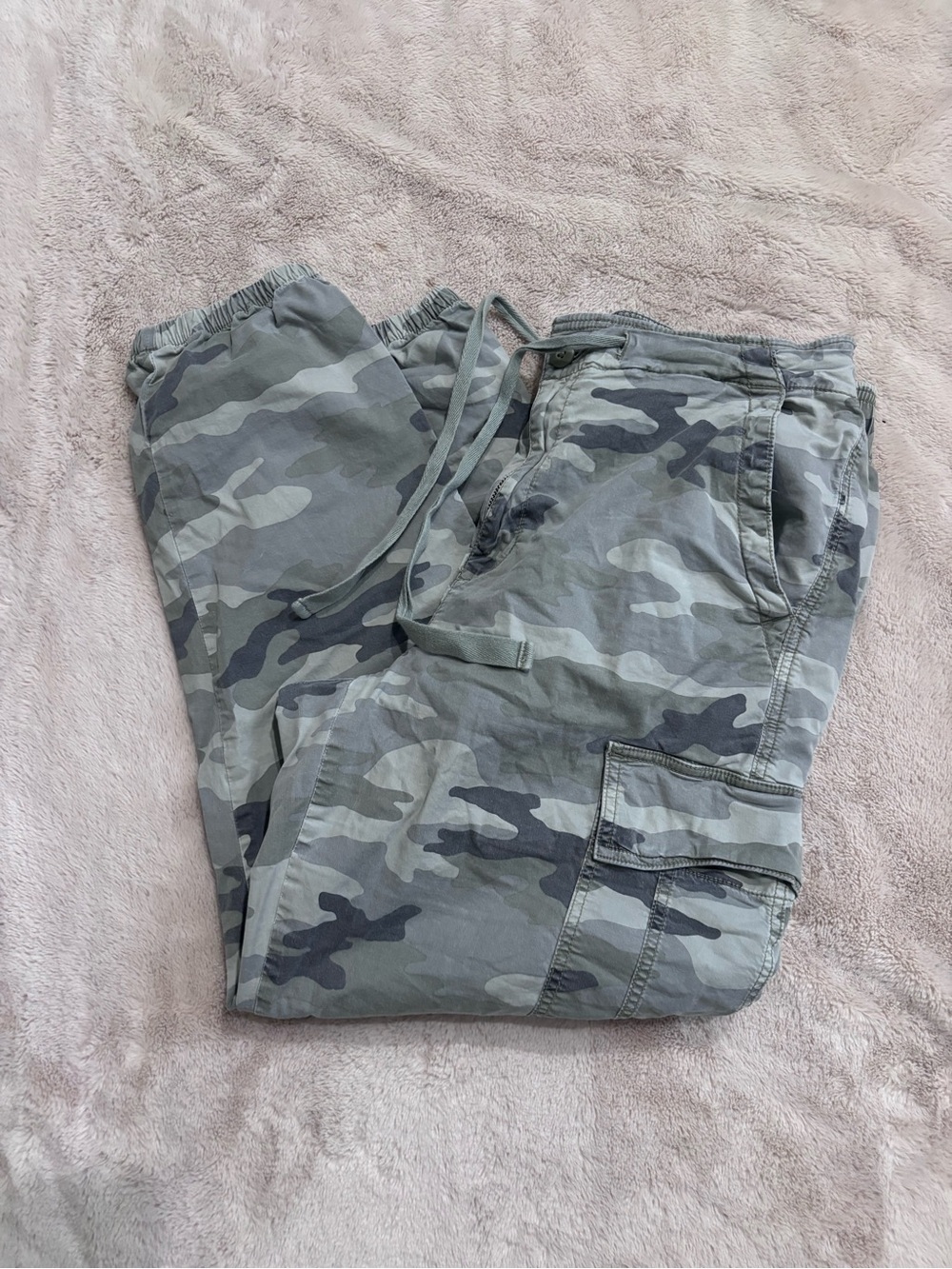 American Eagle Outfitters Women's Green and Gray Camo Cargo Pants